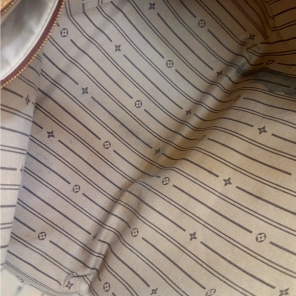 Louis Vuitton Delightful Monogram Bag
(Authentic) - Picture 10 of 11